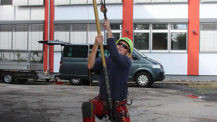 Bis zu 30 Meter hoch: Mit dieser "Riesen-Zwille" kann Nawrath einen kleinen Beutel mit einem Seil in ein tragfähige Gabelung schießen, um daran sein Kletterseil hochzuziehen.