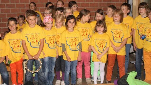 Der Schulchor ist bereits mit den neuen T-Shirts eingekleidet.