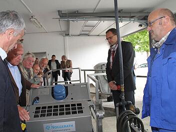 Seit einigen Wochen ist in der Verbandskläranlage in Michelau eine neue Rechenanlage in Betrieb. Die Mitglieder des Abwasserzweckverbandes Marktzeuln-Michelau ließen sich die Anlage von stellvertretendem Betriebsleiter Robert Kober erklären. Foto: Gerda Völk