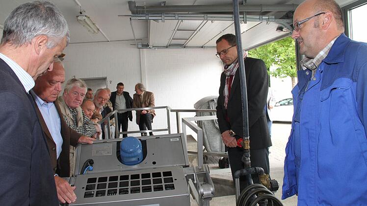 Seit einigen Wochen ist in der Verbandskläranlage in Michelau eine neue Rechenanlage in Betrieb. Die Mitglieder des Abwasserzweckverbandes Marktzeuln-Michelau ließen sich die Anlage von stellvertretendem Betriebsleiter Robert Kober erklären. Foto: Gerda Völk