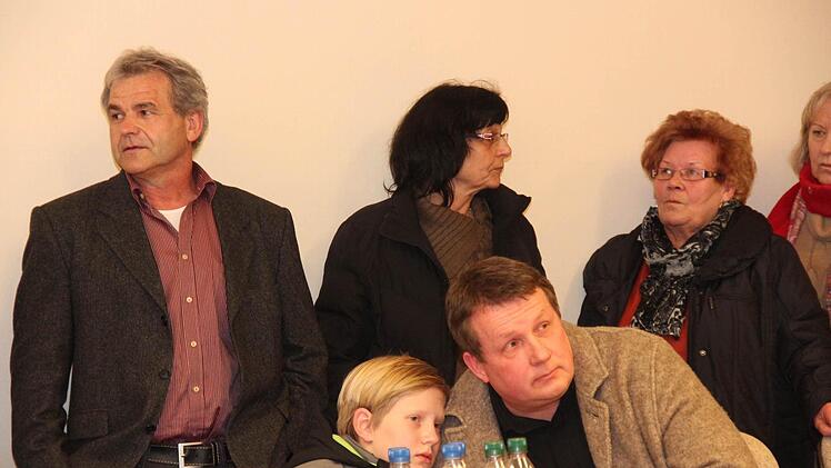 Lutz Bräutigam mit Sohn Vincent verfolgt das Geschehen.