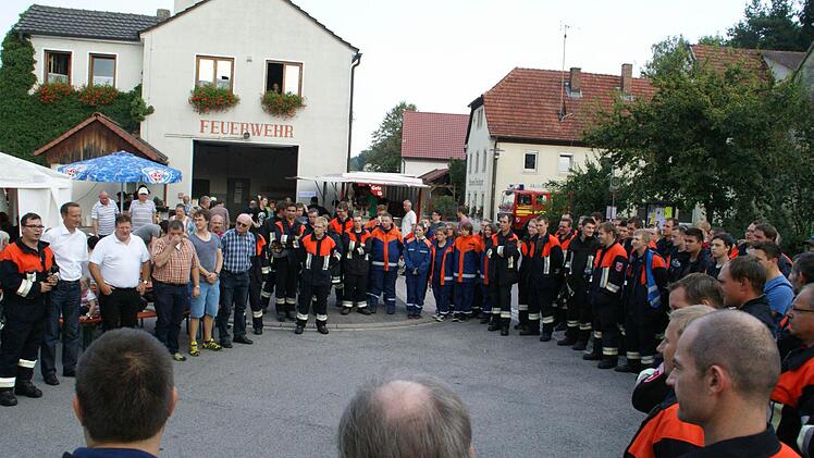 Über 80 Feuerwehrleute waren im Einsatz. Beim Schlussappell am Dorfplatz gab es Dank und Anerkennung. Foto: Sabine Weinbeer