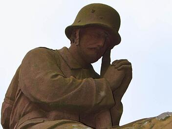 Dieser betende Soldat schmückt das Kriegerdenkmal in Detter. Foto: Ulrike Müller