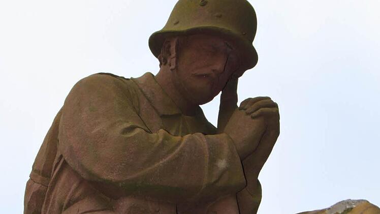 Dieser betende Soldat schmückt das Kriegerdenkmal in Detter. Foto: Ulrike Müller