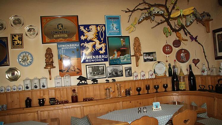 Impressionen aus dem Deutschen Haus in Bad Brückenau: Hier hängen alte Schilder und Bilder. Foto: Ulrike Müller