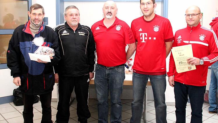 Auch den beiden Schiedsrichtern gebührt Dank: Hans Zöbelein, Alfred Reusch mit den Vorständen Frank Hauke, Bernd Brehm, Alfred Weller