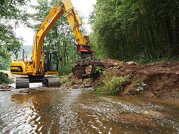 Ein Bagger gestaltet das Bachbett um. Foto: Arkadius Guzy