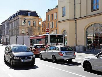 Eine Kreuzung mit Diskussionsbedarf: Die Ecke Luitpoldstraße/Obere Königstraße wurde frisch saniert. Doch die zusammengeführte Spur für Geradeausfahrer und Linksabbieger findet nicht nur Freunde. Foto: Matthias Hoch