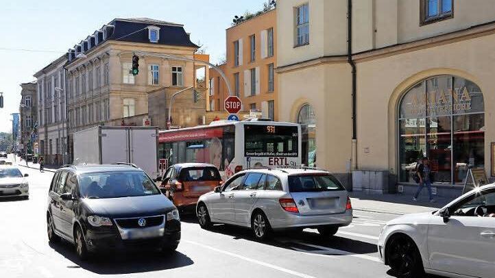 Eine Kreuzung mit Diskussionsbedarf: Die Ecke Luitpoldstraße/Obere Königstraße wurde frisch saniert. Doch die zusammengeführte Spur für Geradeausfahrer und Linksabbieger findet nicht nur Freunde. Foto: Matthias Hoch