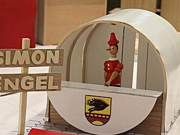 Eines von zehn Modellen und zumindest der spontane Favorit von Bürgermeister Jürgen Hennemann und einem Praktiker vom Bauhof: Das Modell der Meisterschüler Tanja Simon und Rudolf Engel. Foto: Helmut Will