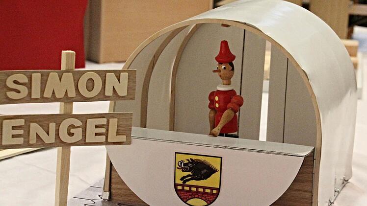 Eines von zehn Modellen und zumindest der spontane Favorit von Bürgermeister Jürgen Hennemann und einem Praktiker vom Bauhof: Das Modell der Meisterschüler Tanja Simon und Rudolf Engel. Foto: Helmut Will