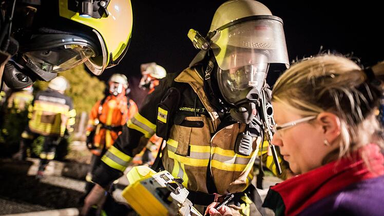 Beim Innenangriff setzte die Feuerwehr Schweren Atemschutz ein. Foto: Alexander Muck