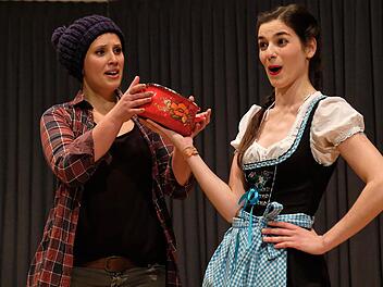 Jana Rosenberger und Julia Leser als Hänsel und Gretel. Foto: Gerd Schaar