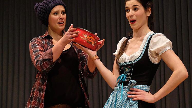 Jana Rosenberger und Julia Leser als Hänsel und Gretel. Foto: Gerd Schaar