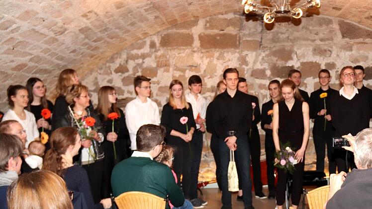 Alle Beteiligten bekommen eine Blume.   Foto: Johanna Blum