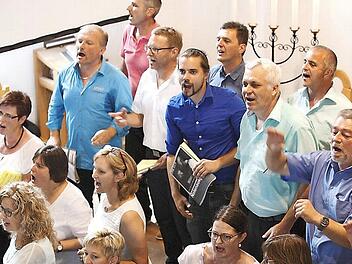 Erstmalig wird am Samstagabend "QuerBet" das Freiluft-Event im Schatten der Christuskirche mitgestalten. Im zweiten Teil wird der gemeindeeigene Chor dann von "Workshop-Teilnehmern" verst&auml;rkt, so dass etwa 60 S&auml;ngerinnen und S&auml;nger das Publikum mitrei&szlig;en werden.  Foto: Matthias M&uuml;ller