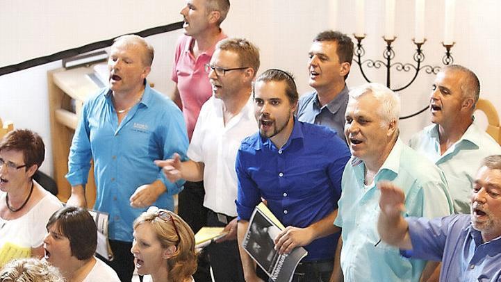 Erstmalig wird am Samstagabend "QuerBet" das Freiluft-Event im Schatten der Christuskirche mitgestalten. Im zweiten Teil wird der gemeindeeigene Chor dann von "Workshop-Teilnehmern" verstärkt, so dass etwa 60 Sängerinnen und Sänger das Publikum mitreißen werden.  Foto: Matthias Müller