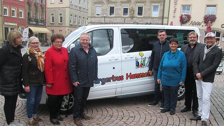 Alle sind dankbar und stolz auf den Hammelburger Bürgerbus (von links) Annemarie Fell, Angelika Beichel, Barbara Stamm, Thomas Bold sowie Armin Warmuth, Beate Ritter-Schilling, Manfred Öftring und Karlheinz Kickuth. Winfried Ehling
