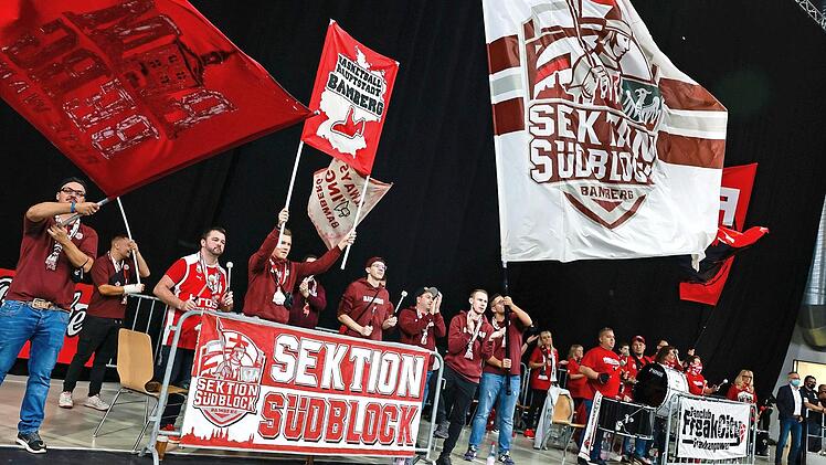 Die Fanclub-Mitglieder heizten, wenn auch in geringerer Zahl als gewohnt, die Stimmung an.
