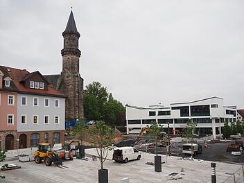 Im Mai 2021, ein Jahr vor der geplanten Fertigstellung des neuen Neustadter Marktplatzes, wurde gerade der Parkplatz neu gepflastert.