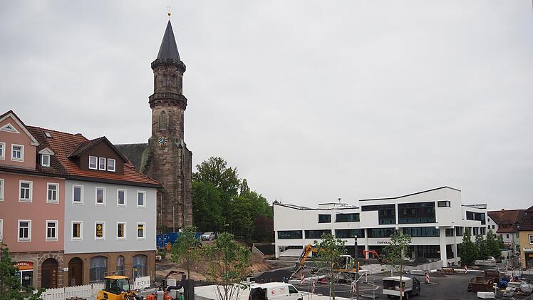 Im Mai 2021, ein Jahr vor der geplanten Fertigstellung des neuen Neustadter Marktplatzes, wurde gerade der Parkplatz neu gepflastert.