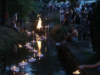 Die Illumination Sinn in Flammen fand großes Interesse bei den feierfreudigen Besuchern im Siebener-Park. Foto: Steffen Standke