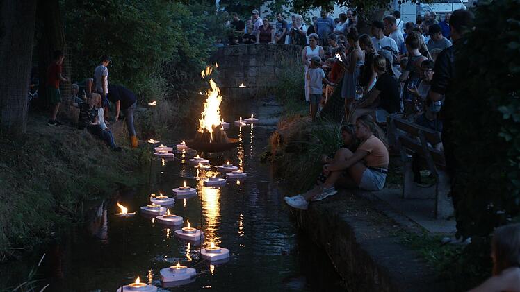 Die Illumination Sinn in Flammen fand großes Interesse bei den feierfreudigen Besuchern im Siebener-Park. Foto: Steffen Standke