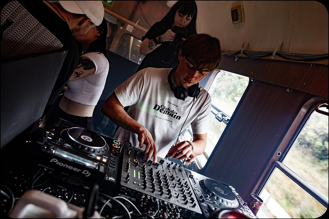Hard Techno und Trance in drei verschiedenen Party-Waggons!