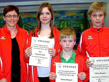 Immer wieder gute Plätze belegen die Sander Kunstradfahrer, die von Karin Bergmann (links) trainiert und betreut werden (weiter von links): Magdalena Mück, Hannes Marquart und Niklas Marquart. Foto: ab