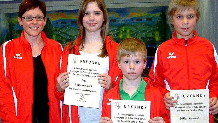 Immer wieder gute Plätze belegen die Sander Kunstradfahrer, die von Karin Bergmann (links) trainiert und betreut werden (weiter von links): Magdalena Mück, Hannes Marquart und Niklas Marquart. Foto: ab