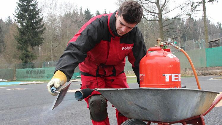 Mit Feuer werden die Putzkellen erwärmt, um den Sand zu verfestigen.