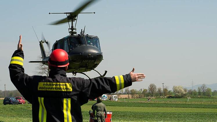 Ein Feuerwehrmann weist einen Hubschrauber ein. Foto: Tobias Köpplinger