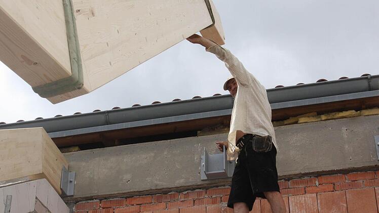 Handwerker arbeiten am Vestenbergsgreuther Schulhaus.