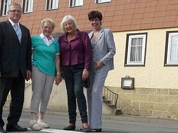 Da hinten, in dem auch schon nach dem Zweiten Weltkrieg verschieferten Gebäude, hat Renate Schmidt (Zweite von rechts) als Kind gerne mal Sauerkraut genascht. Gemeinsam mit Ella Iffland (Zweite von links), Bürgermeister Michael Boßecker und Susann Biedefeld hat sie vor Ort alte Erinnerungen an diese Zeiten wieder aufleben lassen. Foto: Berthold Köhler