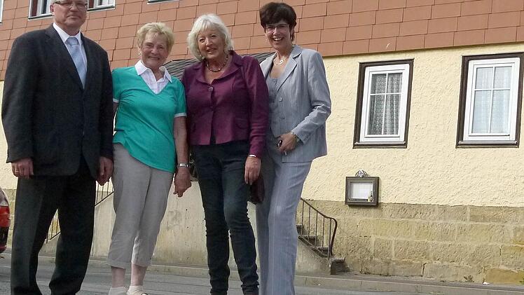 Da hinten, in dem auch schon nach dem Zweiten Weltkrieg verschieferten Gebäude, hat Renate Schmidt (Zweite von rechts) als Kind gerne mal Sauerkraut genascht. Gemeinsam mit Ella Iffland (Zweite von links), Bürgermeister Michael Boßecker und Susann Biedefeld hat sie vor Ort alte Erinnerungen an diese Zeiten wieder aufleben lassen. Foto: Berthold Köhler