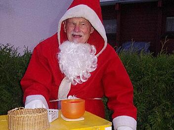 Wenn am Freitagabend der Kronacher Weihnachtsmarkt seine Pforten öffnet, ist auch Horst Frenzel wieder mit dabei. Foto: Heike Schülein