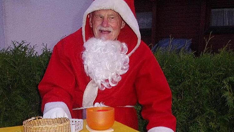 Wenn am Freitagabend der Kronacher Weihnachtsmarkt seine Pforten öffnet, ist auch Horst Frenzel wieder mit dabei. Foto: Heike Schülein