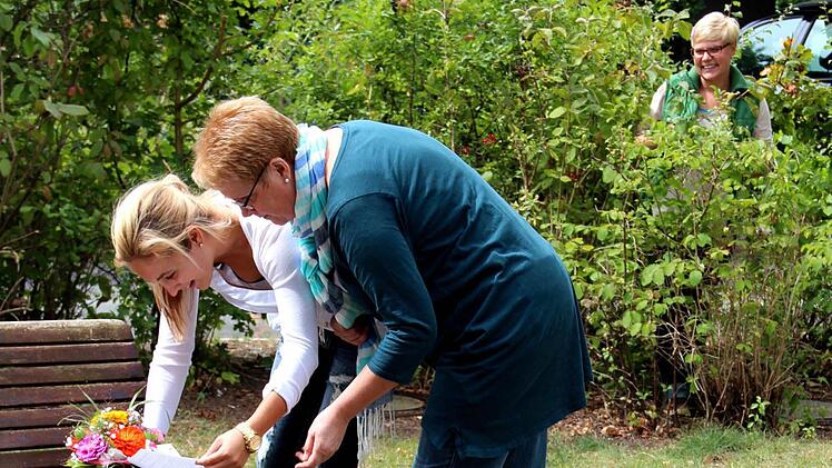 Viktoria und Martina finden den Strauß - hinter dem Busch freut sich Vera Nagengast. Foto: Johanna Blum