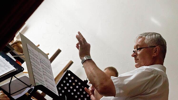 Der Musizierkreis Neustadt bei seinem Gastspiel in Meilschnitz: Norbert Luche am Dirigentenpult.Foto: Jochen Berger