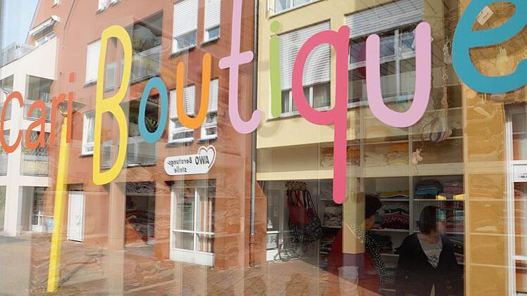 In der CariBoutique in den Theatergassen gibt es Kleidung für Kinder bis Größe 128. Zwölf Ehrenamtliche kümmern sich darum, dass die Regale immer schön hergerichtet sind.