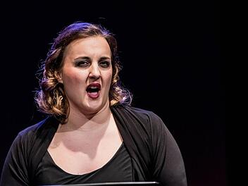 Mit ihrer vokalen Wandlungsfähigkeit und ihrem Gespür für szenische Wirkung zog Kora Pavelic das Publikum in Bann. Foto: Jochen Berger