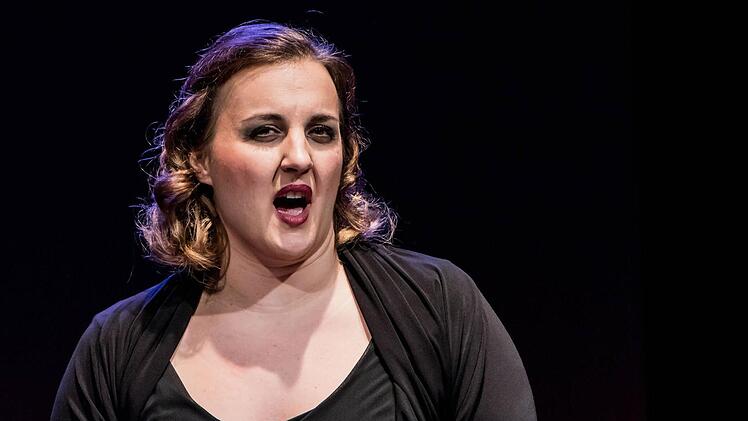 Mit ihrer vokalen Wandlungsfähigkeit und ihrem Gespür für szenische Wirkung zog Kora Pavelic das Publikum in Bann. Foto: Jochen Berger
