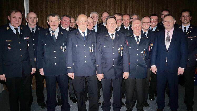 Geehrt wurden 13 Floriansjünger aus den Ortsteilen der Gemeinde Wartmannsroth und drei Kameraden aus dem Markt Oberthulba. Es gratulierten Kreisbrandrat Benno Metz (l.) sowie (v. r.): Kreisbrandmeister Oliver Lukaschewitsch und Landrat Thomas Bold. Foto: Gerd Schaar