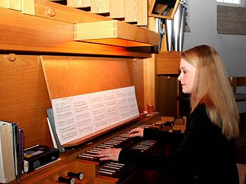 Rebecca Hammer an der Orgel  Foto: Johanna Blum