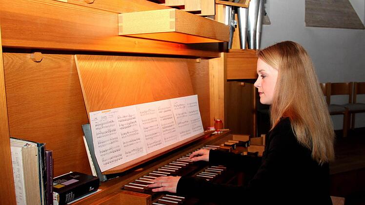 Rebecca Hammer an der Orgel  Foto: Johanna Blum