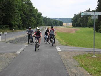 Die fünfköpfige Familie Dauelsberg aus Hofheim freut sich über den neuen Radweg. Hier ist die Gruppe zwischen Schweinshaupten und Eichelsdorf unterwegs - genau an der Kreuzung mit dem Rennweg.  Fotos: Klaus Schmitt