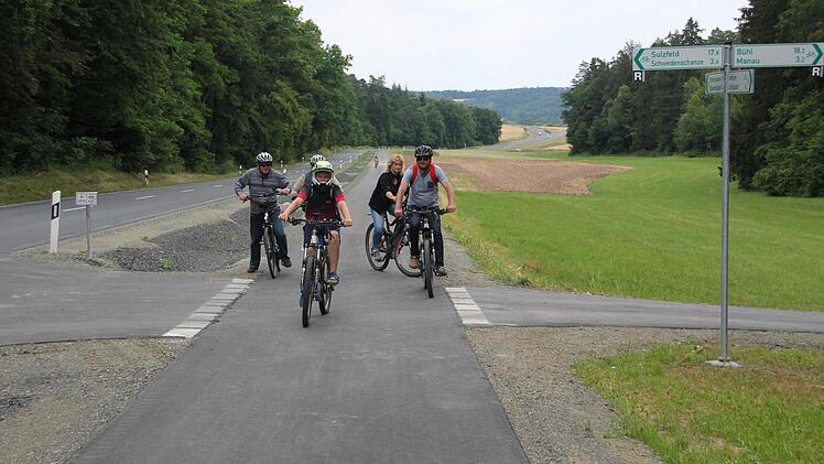 Die fünfköpfige Familie Dauelsberg aus Hofheim freut sich über den neuen Radweg. Hier ist die Gruppe zwischen Schweinshaupten und Eichelsdorf unterwegs - genau an der Kreuzung mit dem Rennweg.  Fotos: Klaus Schmitt