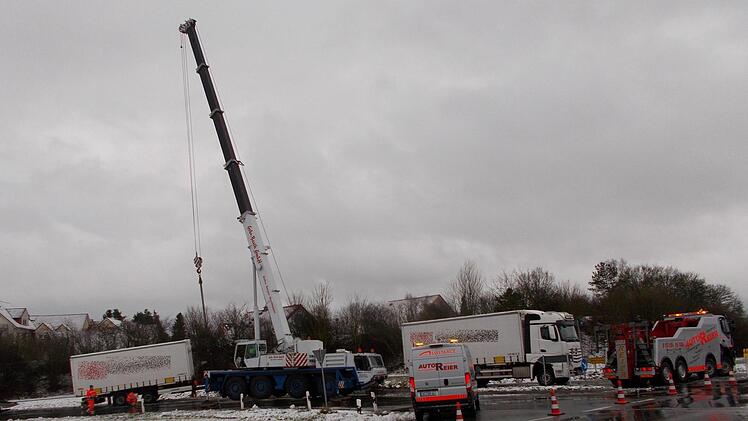 Die Bergung des Lkw  Foto: Michael Stelzner