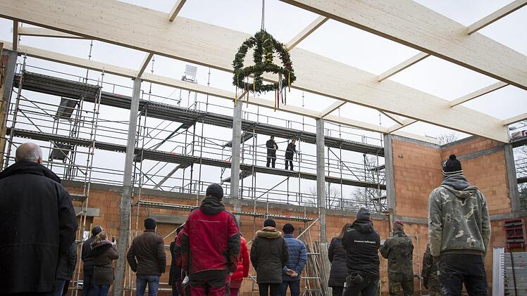 Der Rohbau ist abgeschlossen, und der Dachstuhl steht: Im Dezember feierte der Standort das Richtfest einer neuen Turnhalle.  Foto: Patrick Böhmer