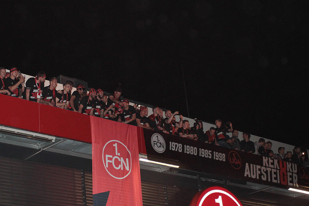 1. FCN steigt auf: Fans feiern in Nürnberg